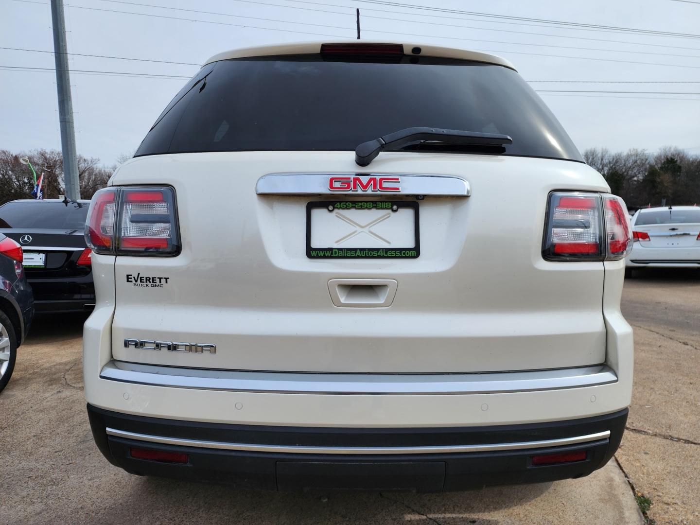 2015 DIAMOND WHITE GMC Acadia SLE-2 (1GKKRPKDXFJ) with an 3.6L V6 DOHC 24V engine, 6-Speed Automatic transmission, located at 2660 S.Garland Avenue, Garland, TX, 75041, (469) 298-3118, 32.885551, -96.655602 - Welcome to DallasAutos4Less, one of the Premier BUY HERE PAY HERE Dealers in the North Dallas Area. We specialize in financing to people with NO CREDIT or BAD CREDIT. We need proof of income, proof of residence, and a ID. Come buy your new car from us today!! This is a very well cared for 2015 GM - Photo#4